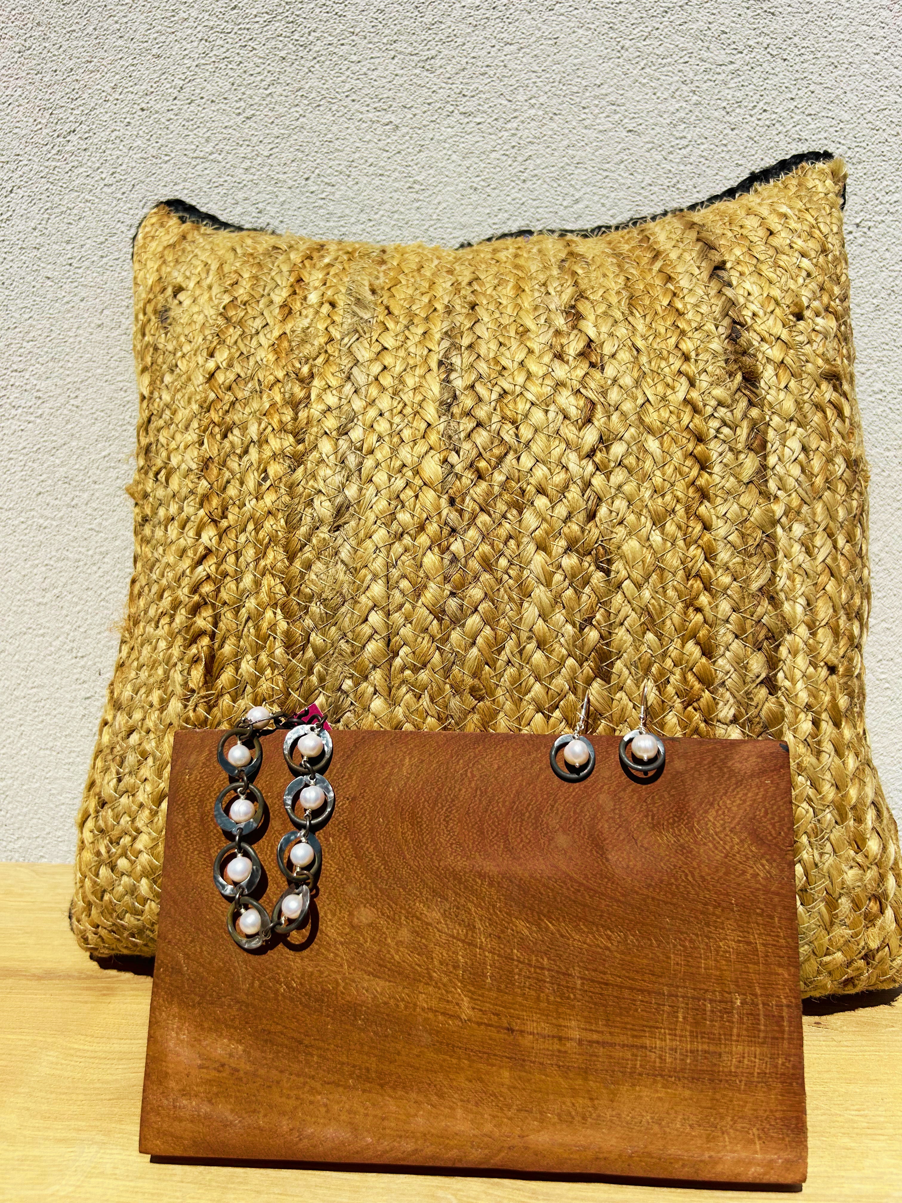 Snare chain bracelet with white pearl